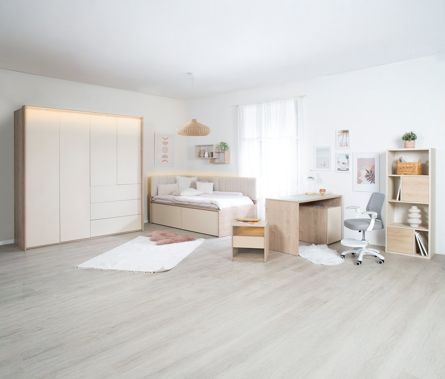 Helles Zimmer mit Roba Jugendbett »Louisa«, Schreibtisch, Stuhl, Regal und großem Schrank.