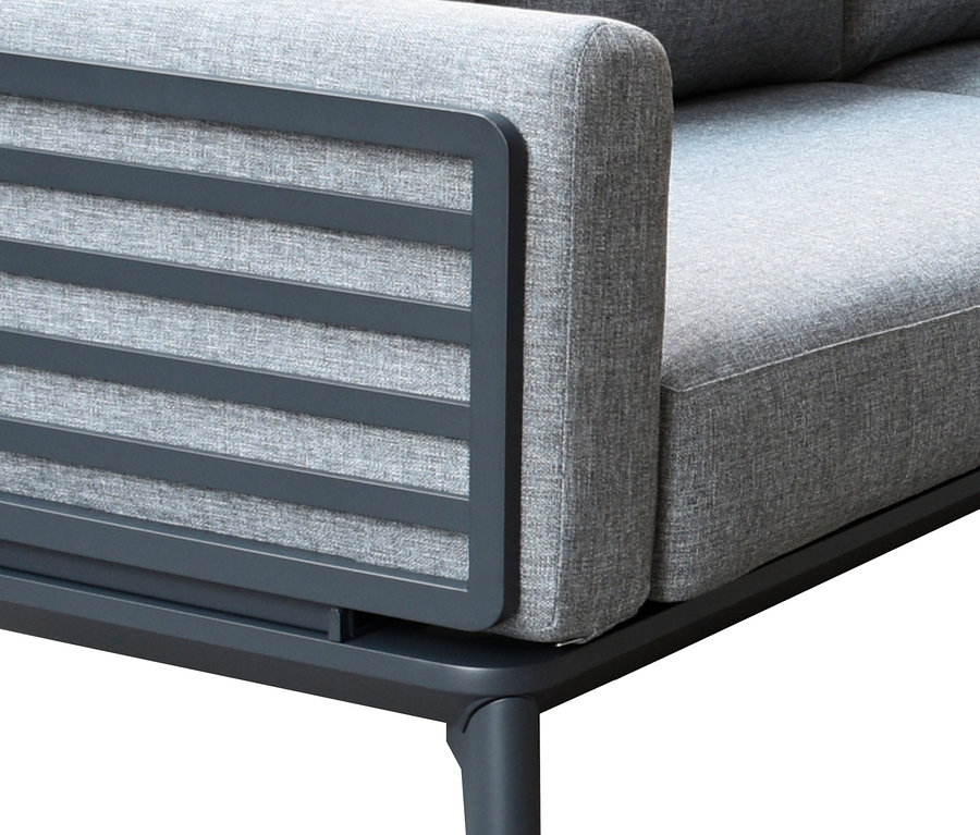 Detailansicht einer anthrazitfarbenen Leco Lounge-Ecke »Moss« mit Tisch.