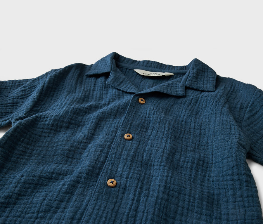 Nahaufnahme eines marineblauen Hemdes mit Kragen und Knöpfen.