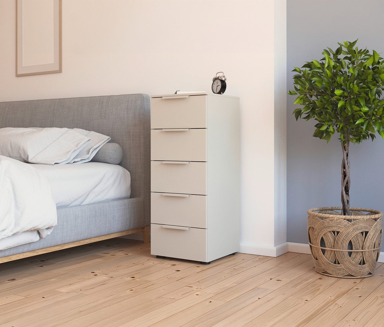 Im Schlafzimmer steht ein graues Bett neben einer weißen Kommode mit vier Schubladen, auf der ein Wecker steht. Eine Pflanze steht im Korb.