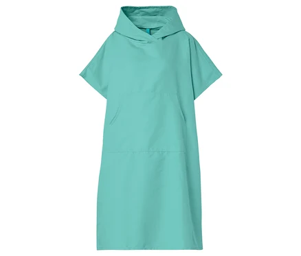 Ein aquagrüner Badeponcho mit Kapuze und kurzen Ärmeln ist in der Nahaufnahme zu sehen.