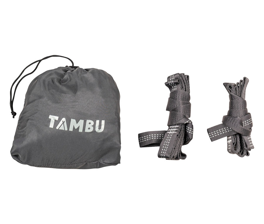 Grauer Packsack mit der Aufschrift TAMBU und zwei Bündel grauer Gurte für die Tambu Hängematte »RAKA«.