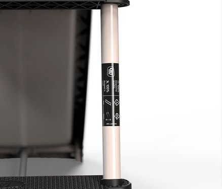 Detailansicht eines schwarzen Regals mit beigem Bein, das mit Recycling-Symbolen und dem Text „100 % Designed for recycling“ versehen ist.