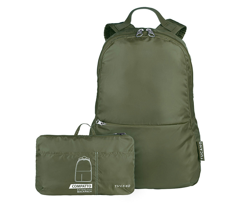 Grüner Tucano Rucksack »Compatto Eco« neben einer kleinen, zusammengefalteten Tasche desselben Materials.