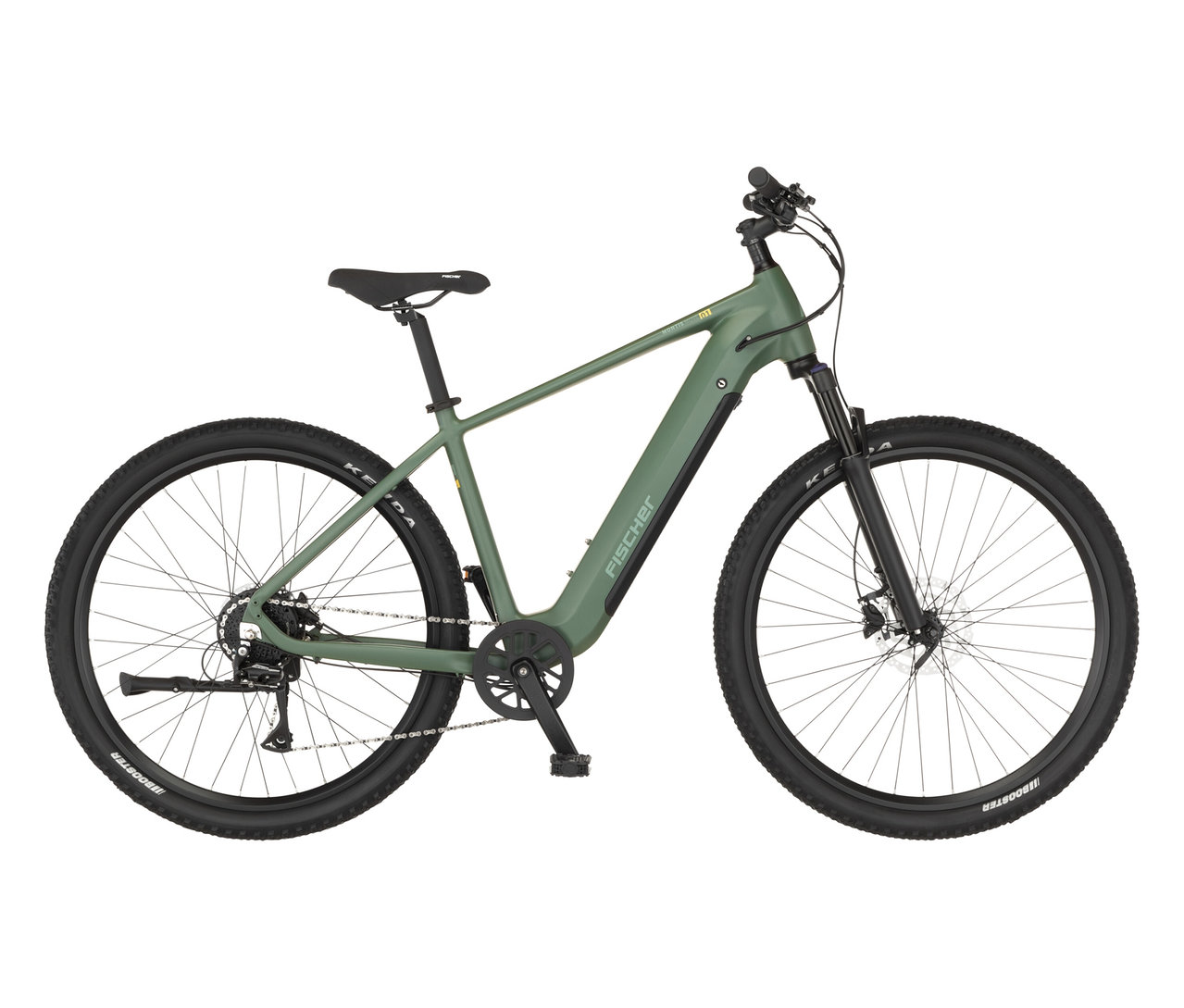 Das grüne FISCHER MTB E-Bike MONTIS MOVE 01 474 D steht seitlich und zeigt Details wie Reifen, Sattel und Rahmen.