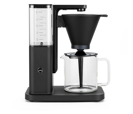 Eine schwarze Wilfa Kaffeemaschine mit Glaskanne steht auf einer schwarzen Basis.