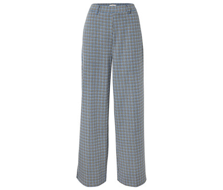 Eine karierte, weite Hose in Blau-, Braun- und Schwarztönen ist vor einem weißen Hintergrund zu sehen.