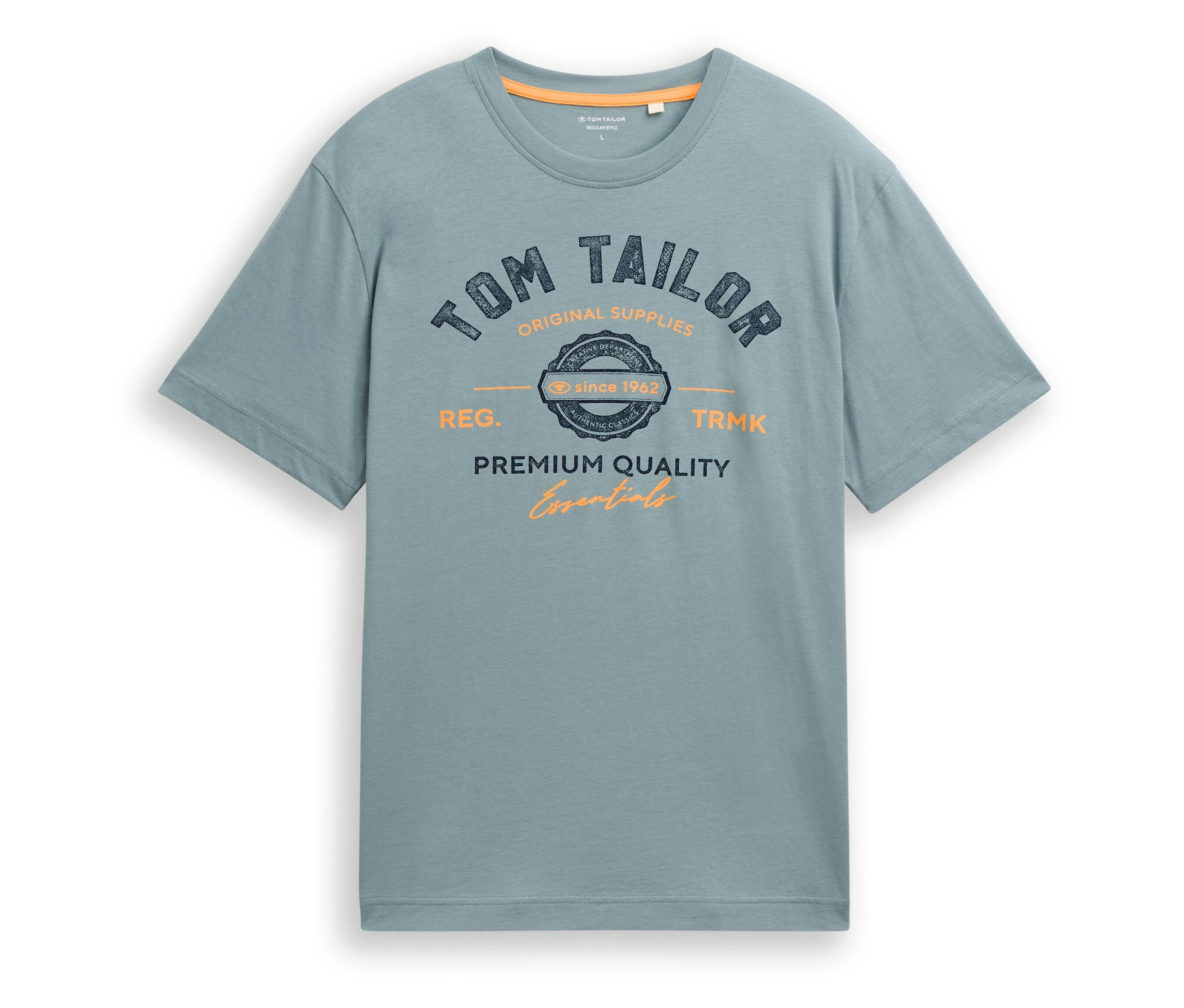 Das Tom Tailor T-Shirt mit Logo in Grey Mint liegt flach und zeigt das Logo mit Schriftzug.