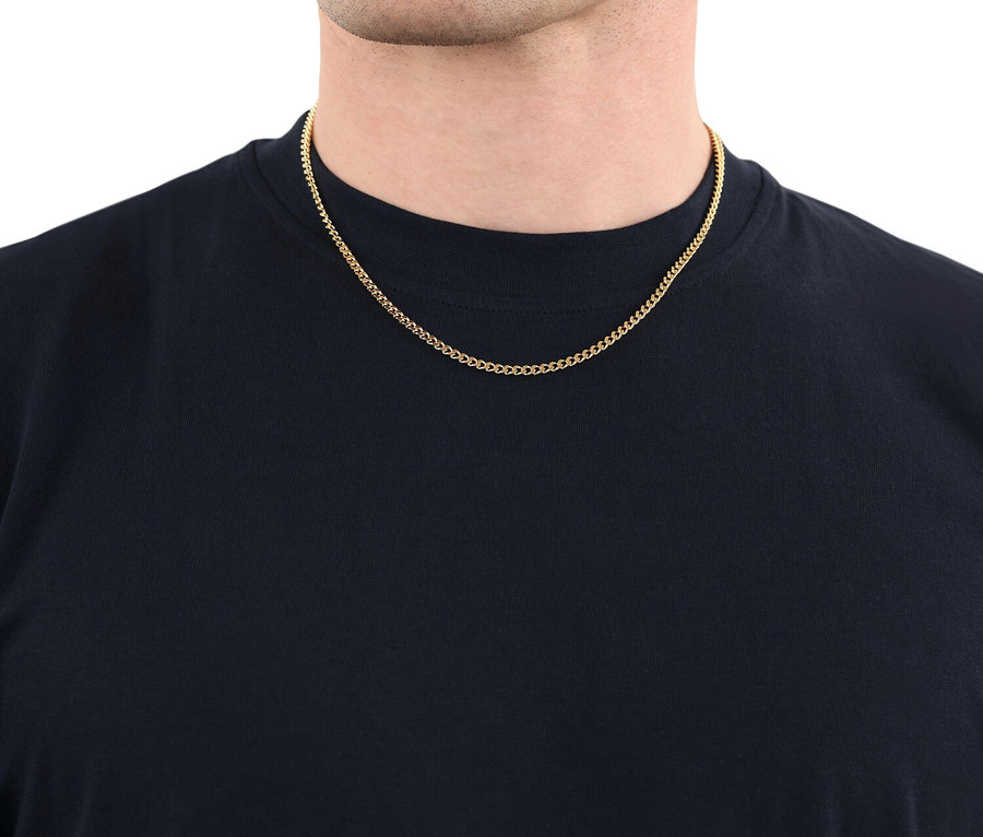 Nahaufnahme einer Person mit einer goldenen Halskette auf einem schwarzen T-Shirt.