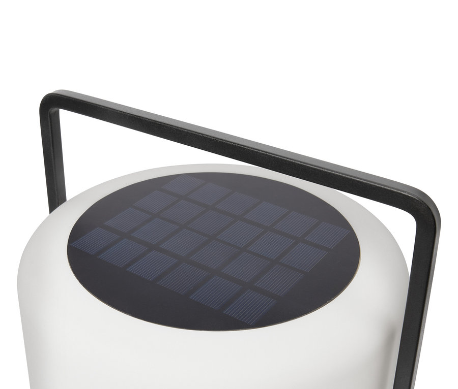 Nahaufnahme einer weißen Solarleuchte mit schwarzem Griff und Solarpanel.