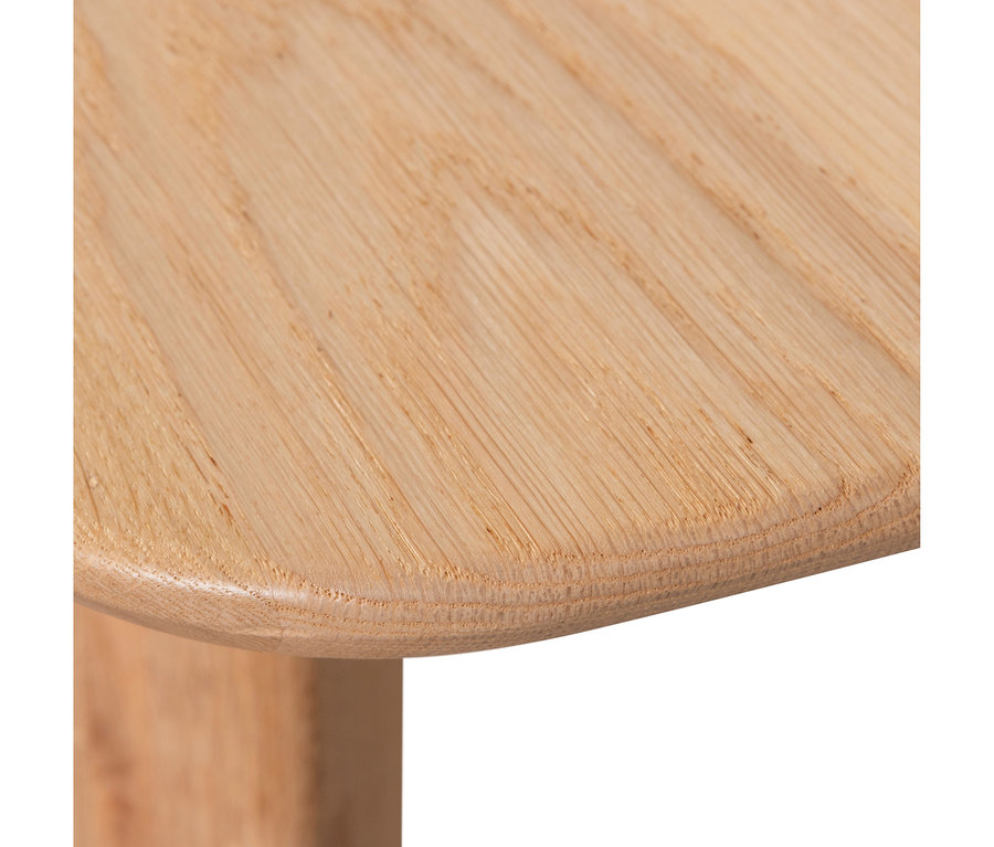 Nahaufnahme einer hellen Holzoberfläche mit abgerundeter Kante, die Holzmaserung ist sichtbar.