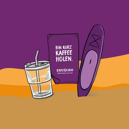 Eine Cartoon-Illustration auf violettem Hintergrund mit einer orangefarbenen Welle unten. Ein klarer Plastikbecher mit Deckel und Strohhalm steht neben einem violetten Schild mit der Aufschrift 'BIN KURZ KAFFEE HOLEN. EDUSCHO - Kaffeetradition seit 1924 -'. Rechts davon ist ein violettes Stand-Up-Paddleboard mit hellerem Deckpad.