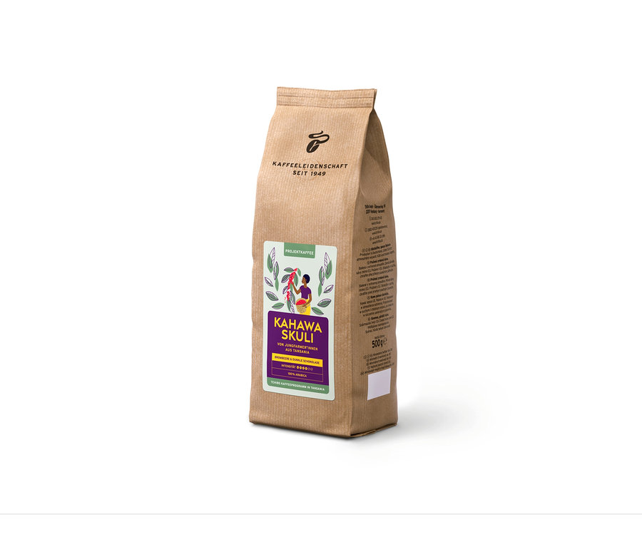 Eine 500g-Packung Projektkaffee Kahawa Skuli. Auf der Packung ist eine Frau abgebildet, die Kaffeekirschen erntet.