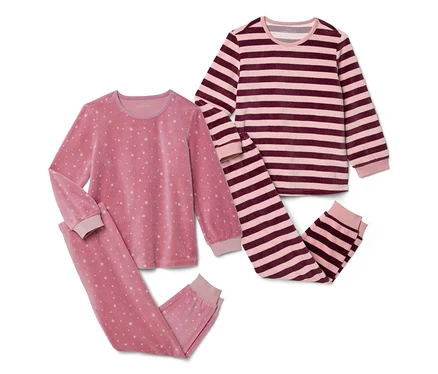 Zwei Kinder-Nicki-Pyjamas in Altrosa. Einer ist unifarben mit Sternen, der andere gestreift in Altrosa und Bordeaux.