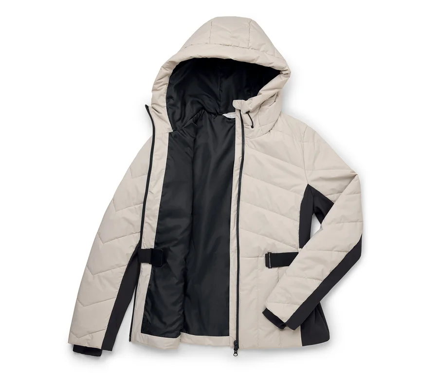Hellbeige und schwarze Steppjacke mit Kapuze, vorne offen mit schwarzem Futter und schwarzen seitlichen Verstellbändern.