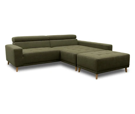 Olivgrünes L-förmiges Ecksofa aus Stoff mit Chaiselongue und passendem Hocker, mit gepolsterten Sitzen und Holzbeinen.