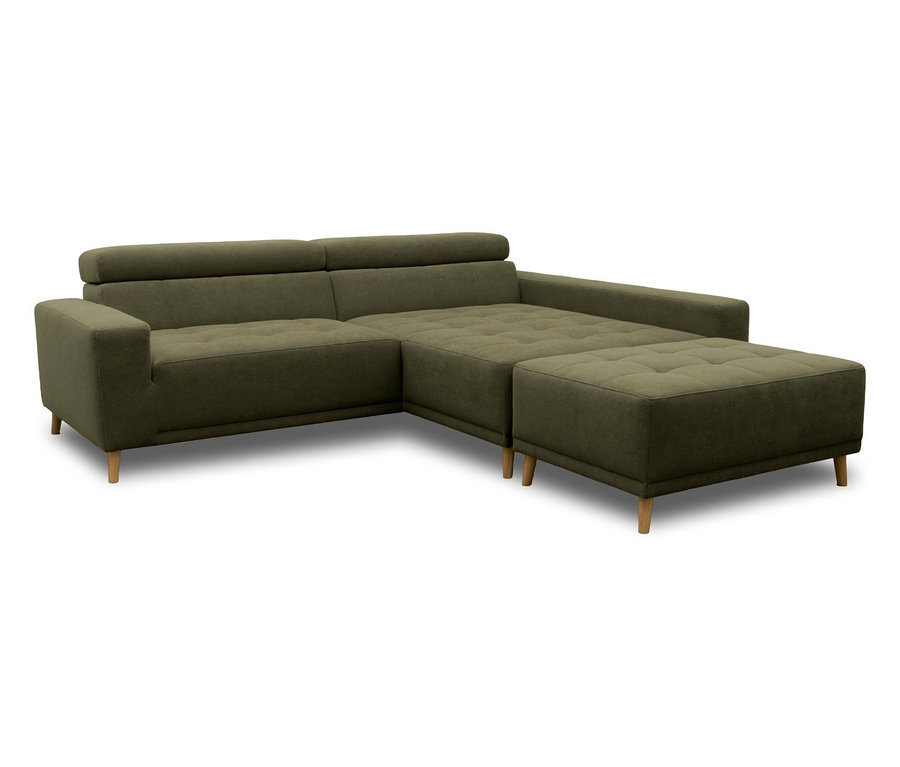 Olivgrünes L-förmiges Ecksofa aus Stoff mit Chaiselongue und passendem Hocker, mit gepolsterten Sitzen und Holzbeinen.