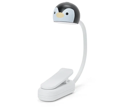Eine weiße Klemmleuchte mit flexiblem Hals und einem schwarzen pinguinförmigen Kopf mit hellem Gesicht und kleinen Augen.