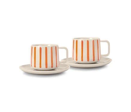 Zwei cremefarbene Kaffeetassen mit orangefarbenen Streifen und passenden Untertassen.