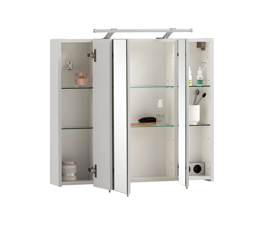 Weißer Spiegelschrank Dorina (80 cm) mit geöffneten Türen, der Glasböden und diverse Pflegeprodukte im Inneren zeigt. Eine Leuchte ist oben angebracht.