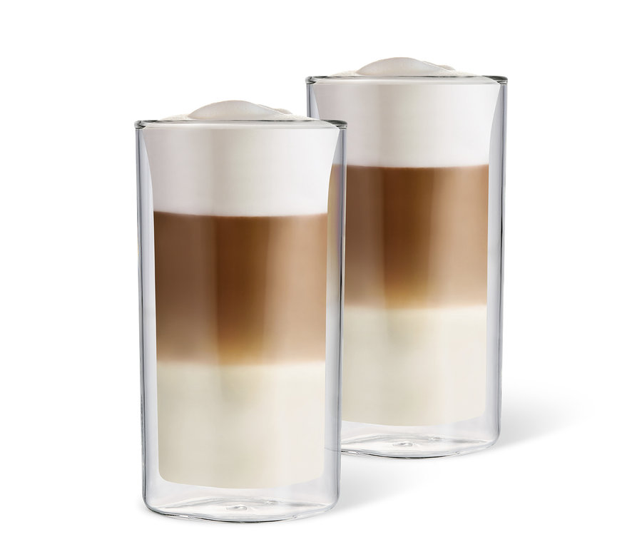 Zwei Latte Macchiato Gläser mit Milch-, Kaffee- und Schaumschicht.