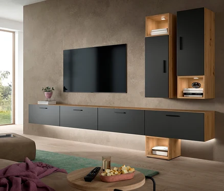 Wohnzimmer mit der xonox Wohnkombination »Only« in Grau und Holzoptik, bestehend aus einem schwebenden TV-Lowboard mit Beleuchtung und Hängeschränken. Ein Fernseher hängt an der Wand, davor ein Couchtisch mit Snacks.