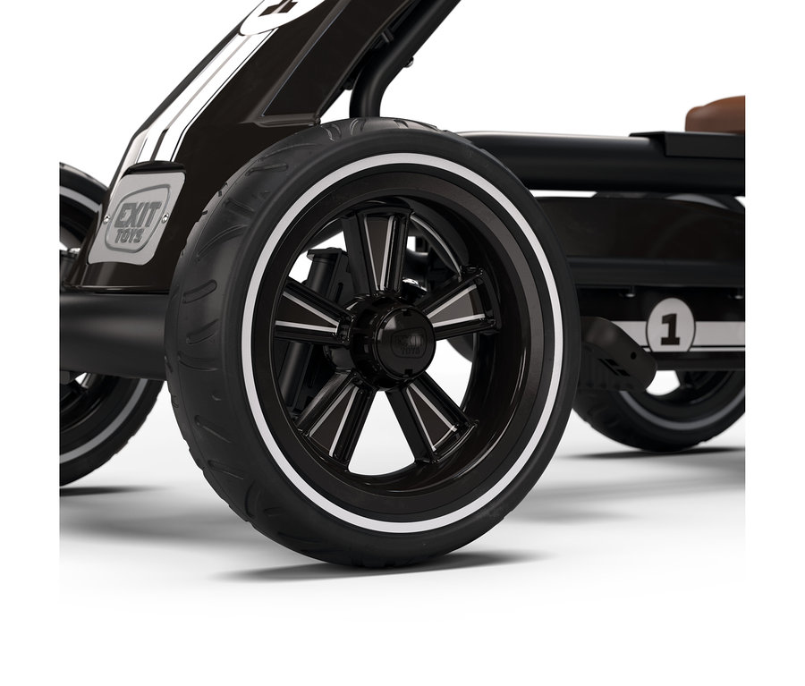 Nahaufnahme eines schwarzen Go-Karts, das ein schwarzes Rad mit weißen Reifenstreifen, die Nummer „1“ und das „EXIT TOYS“-Logo zeigt.