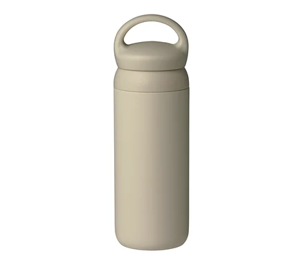 Eine hellbeige zylindrische Flasche mit abgerundetem Boden und einem Deckel mit D-förmigem Griff.