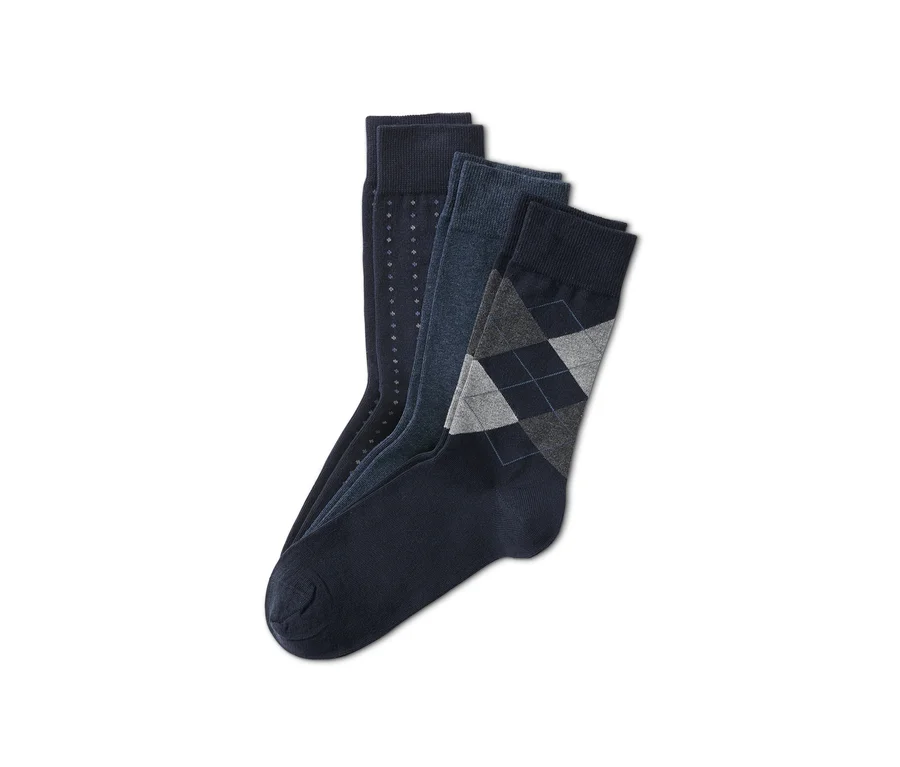 Drei Paar Socken in verschiedenen Designs.