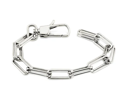 Nahaufnahme eines rhodinierten 925er Sterlingsilber-Gliederarmbands mit Karabinerverschluss.