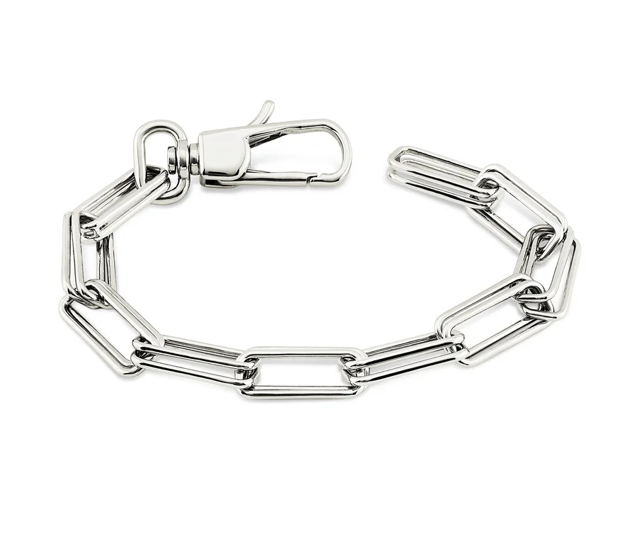 Nahaufnahme eines rhodinierten 925er Sterlingsilber-Gliederarmbands mit Karabinerverschluss.