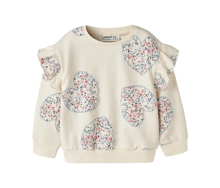 Cremefarbener NAME IT Kinder-Sweater mit Blumenherzen und Rüschen an den Schultern.