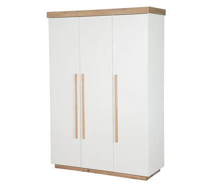 Weißer dreitüriger Kleiderschrank mit hellen Holzgriffen und Holzleisten oben und unten.
