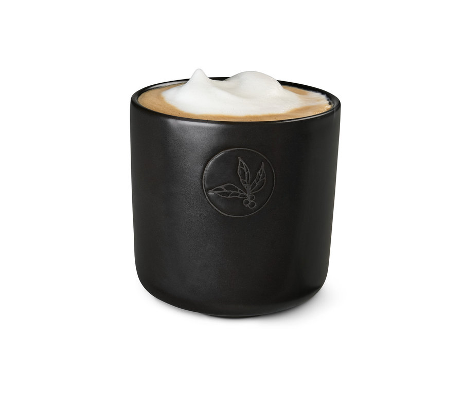 Ein schwarzer Trinkbecher gefüllt mit Kaffee und Schaum.