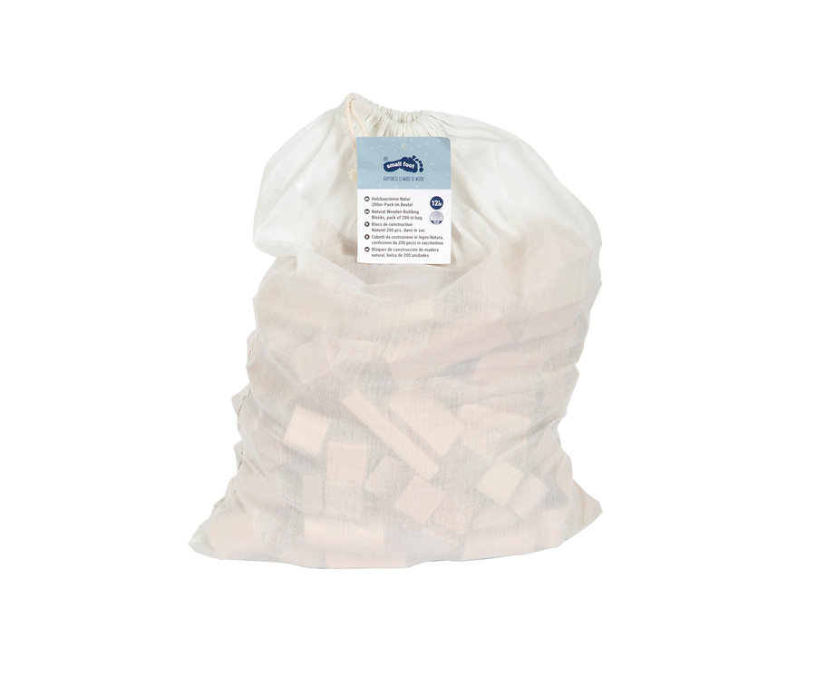 Ein weißer Stoffbeutel, gefüllt mit natürlichen Holzbausteinen, mit einem Produktetikett für ein 200er-Pack von „small foot“.