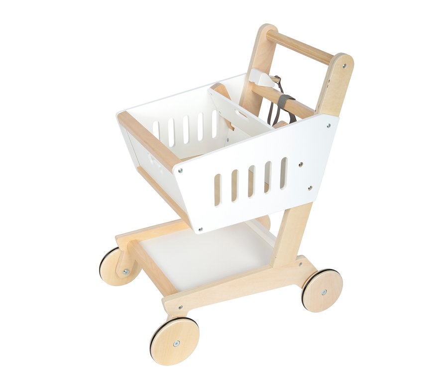 Ein Spielzeug-Einkaufswagen aus hellem Holz und weißen Paneelen, mit einem Korb mit geschlitzten Seiten, einem Griff und vier Holzrädern. Im Korb befindet sich ein kleiner Sitz mit einem grauen Gurt.