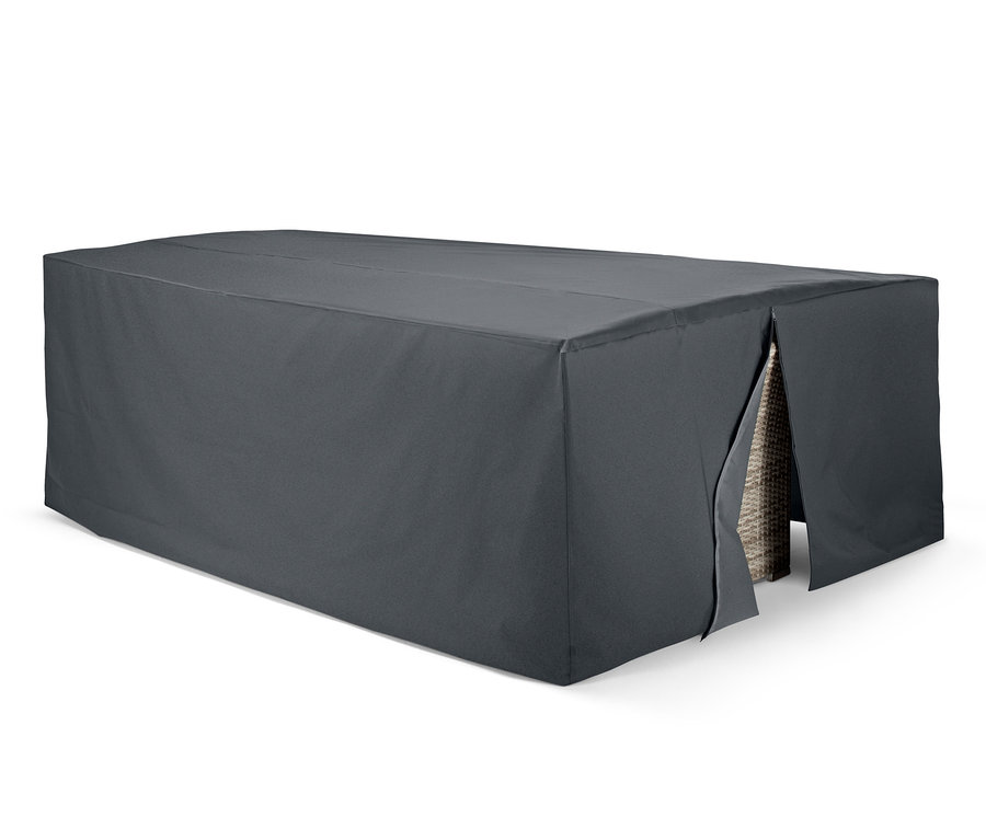 Eine graue Premium-Loungemöbel-Schutzhülle bedeckt Gartenmöbel vor einem weißen Hintergrund.