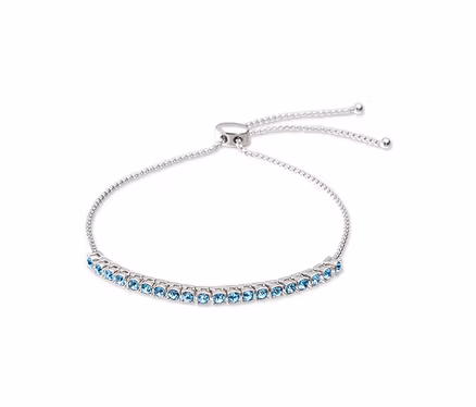 Silbernes Armband mit hellblauen Steinen und verstellbarem Verschluss.