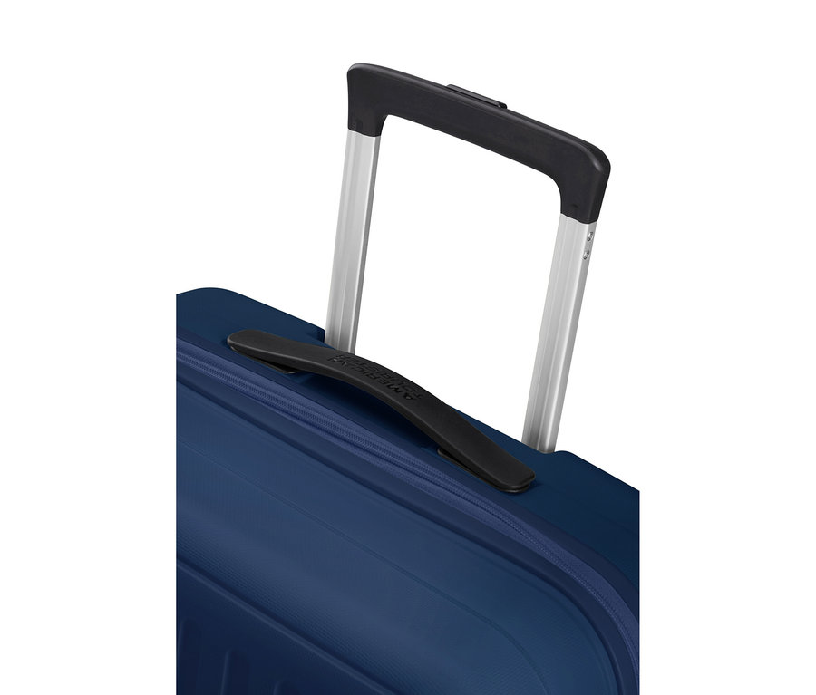 Großer navyblauer American Tourister Rejoy Spinner Koffer mit ausgefahrenem silbernem Teleskopgriff und schwarzem Tragegriff oben.
