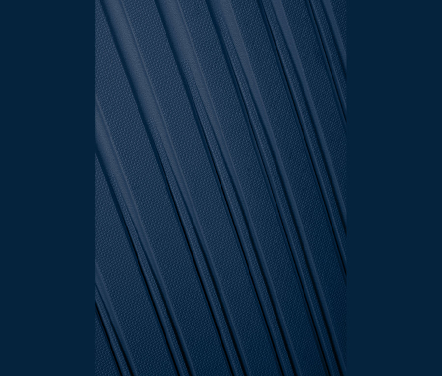 Nahaufnahme der strukturierten, marineblauen Oberfläche eines American Tourister »Rejoy Spinner« Koffers mit diagonalen Rillen.