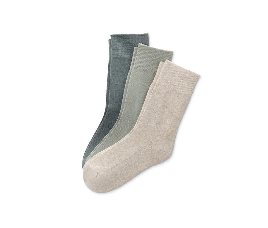 Drei Paar Socken in verschiedenen Farben.