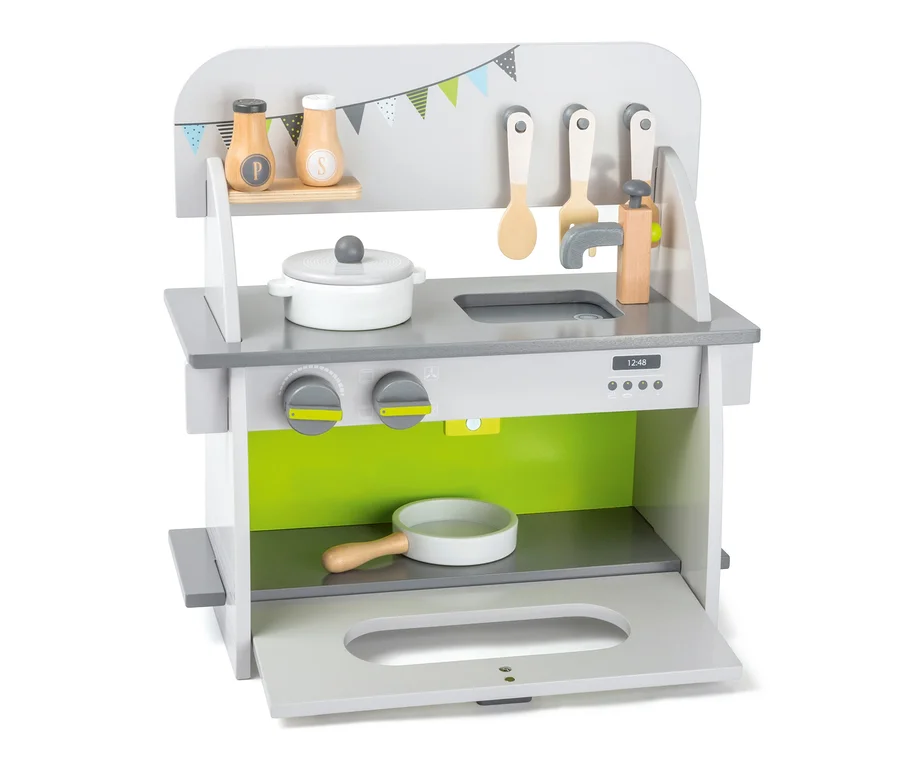 Kompakte small foot Kinderküche mit Herd, Spüle, Geschirr und Lebensmitteln.
