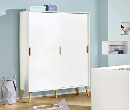 Kinderzimmer mit weißem Kinderbett und weißem Pinolino Schrank »Edge«.