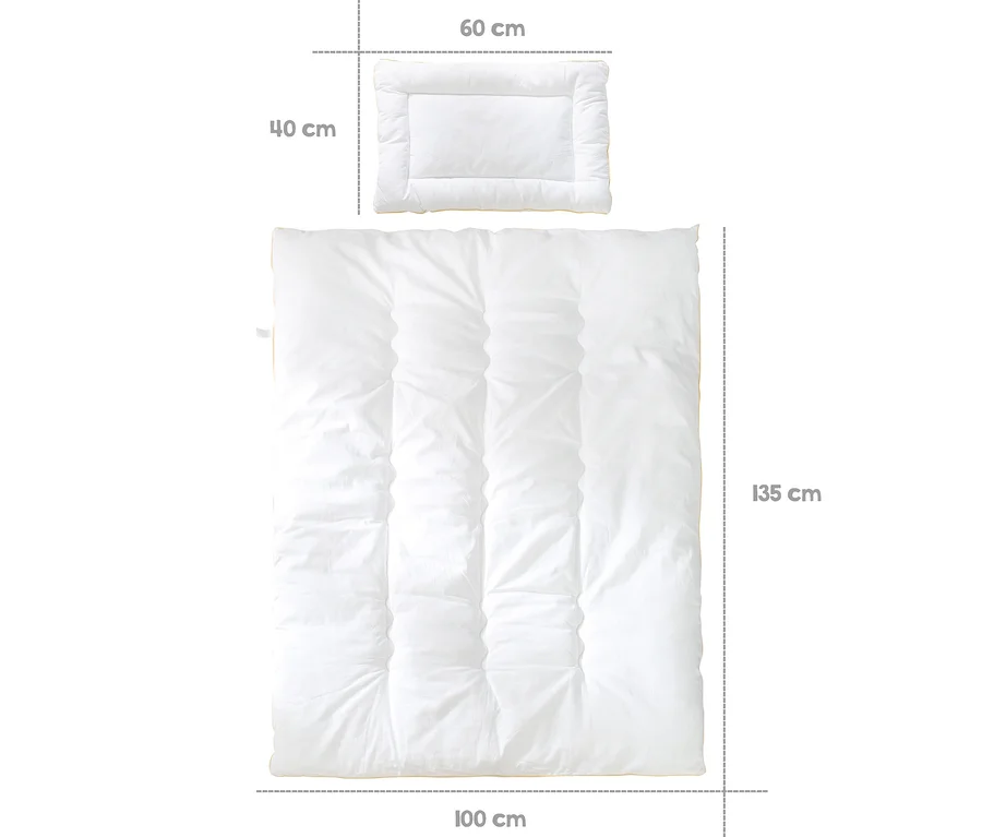 Weißes Steppbett und Kissen mit gelbem Rand, das Kissen misst 40x60 cm, das Steppbett 100x135 cm.