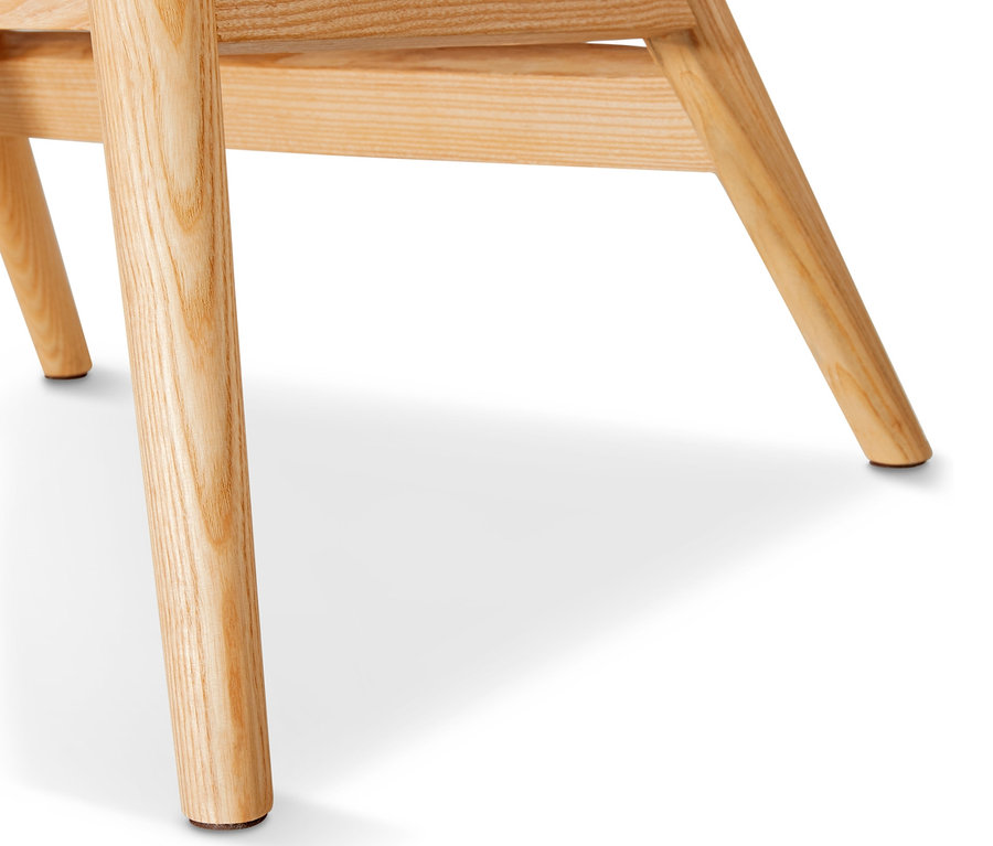 Detailaufnahme vom Bein eines Einzelsessels mit Fußhocker.