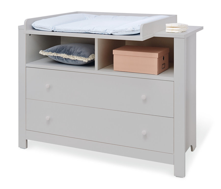 Graue Pinolino Wickelkommode Liv mit Regalaufsatz, blaue Auflage oben, im Fach graues Kissen und rosa Kiste.