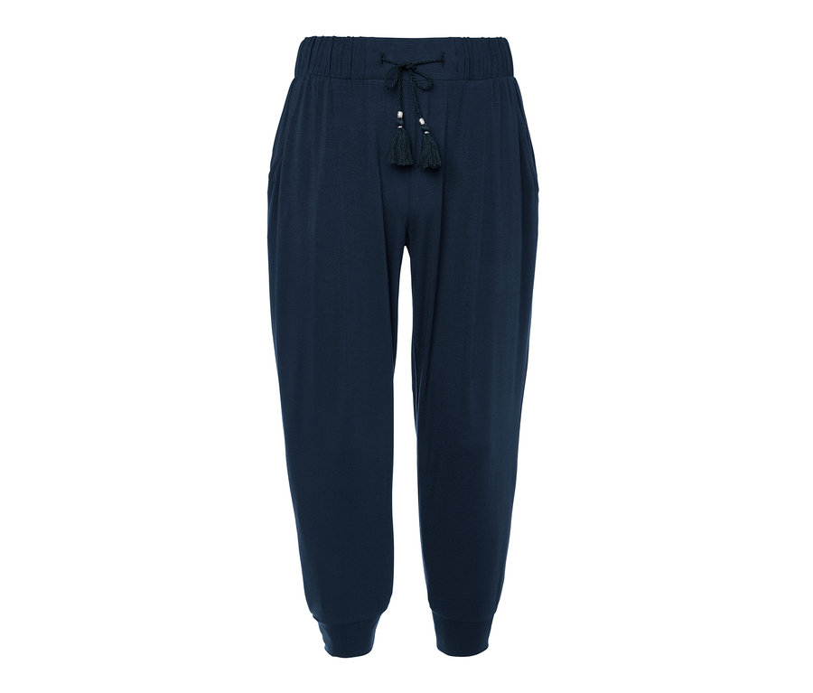 Eine 3/4-Jerseyhose mit Kordelzug am Bund.