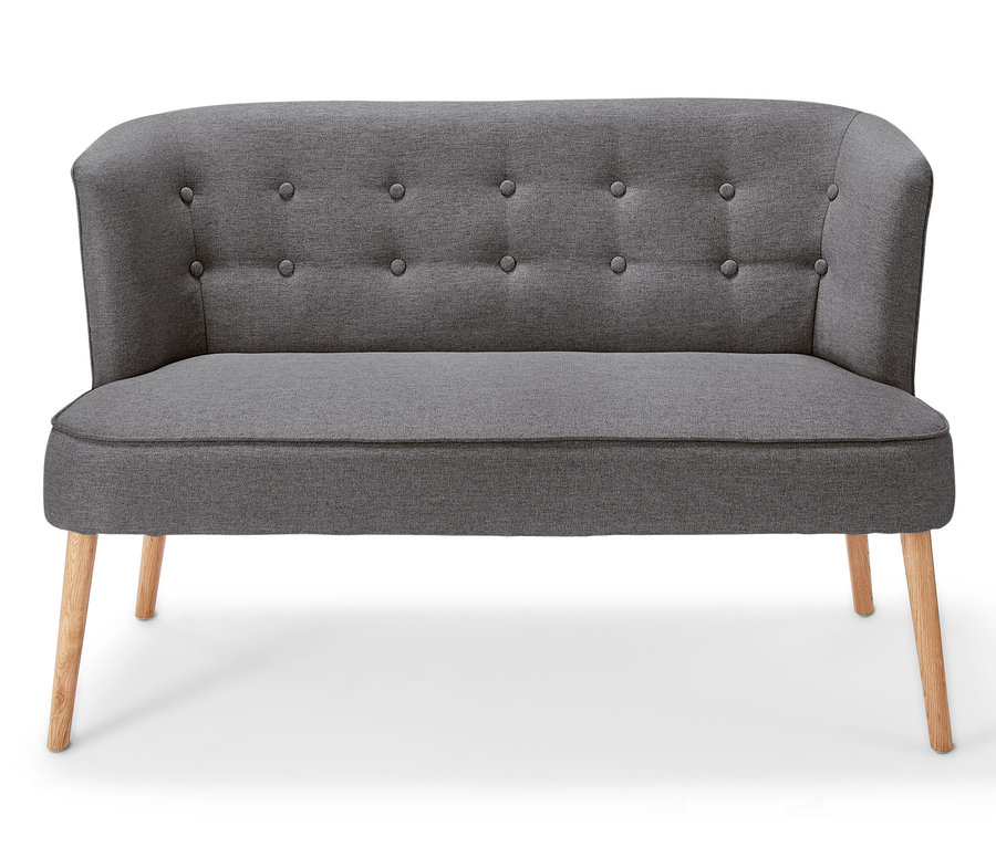 Graues Sofa mit Holzbeinen und gesteppter Polsterung.