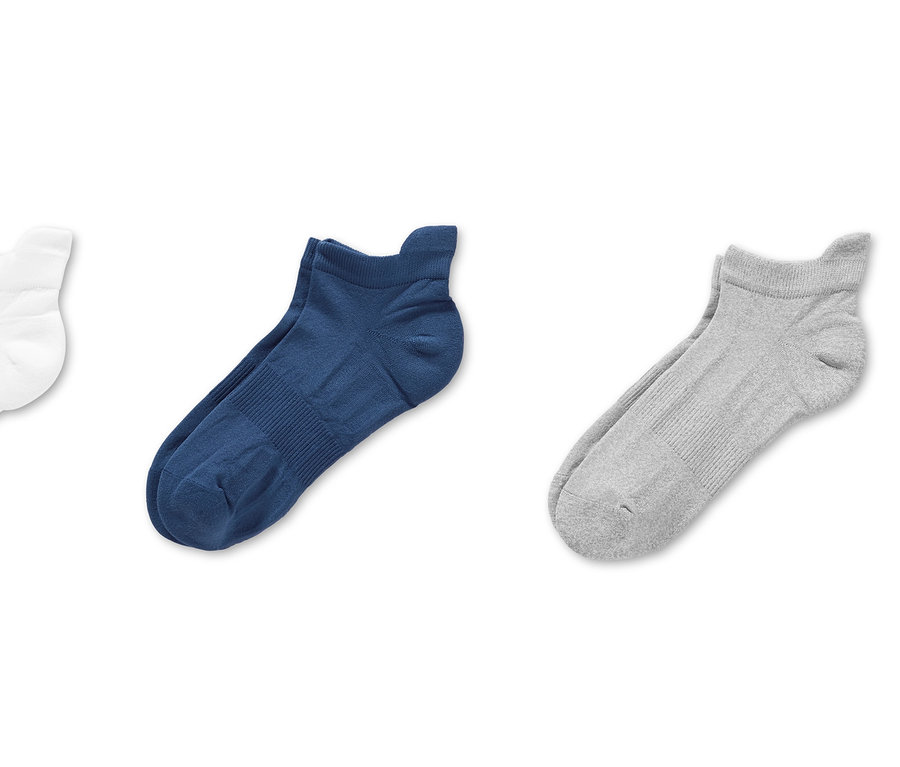 Drei Paar Funktions-Laufsocken in Weiß, Blau und Grau.