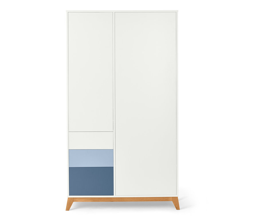 Weißer Kleiderschrank mit blauen Schubladen und Holzfüßen.